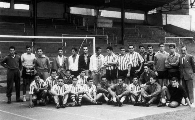 Antonio Ordóñez, en el centro, y Pepe Dominguín posan con el Athletic en San Mamés, en los años 50. 