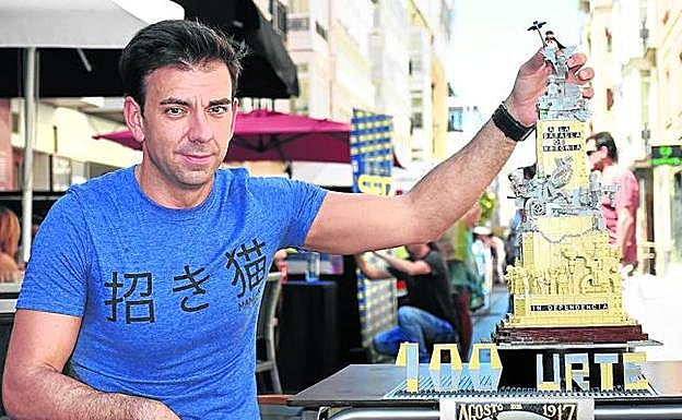 Ibai de la Torre coloca un Celedón de Lego sobre 'la victoria', que corona, como sucede en la escultura real, su singular réplica.