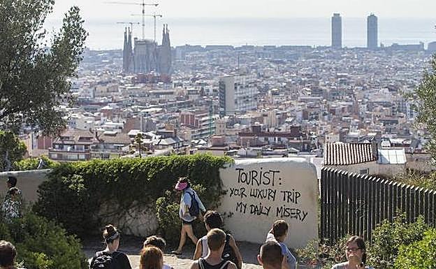 Pintada contra el turismo en Barcelona: «Turista: tu viaje de lujo, mi miseria diaria».