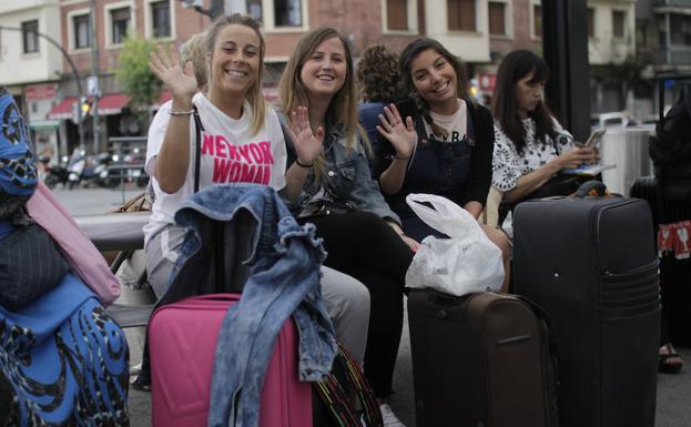 Irune, Itziar y Nagore, antes de embarcar rumbo a Valencia.