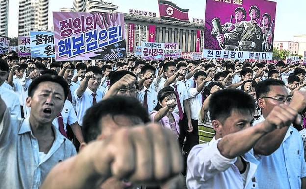 Miles de norcoreanos participan en Pyongyang en un acto de apoyo a su Gobierno en el enfrentamiento diálectico que mantiene con la Casa Blanca.