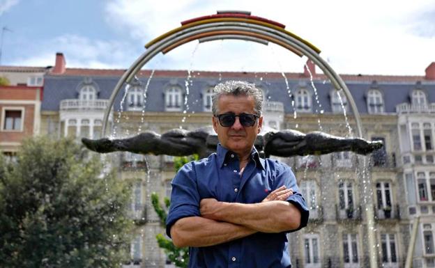 Casto Solano, ante una de sus esculturas en Vitoria, en la plaza Amárica.