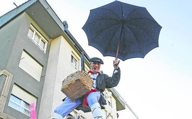 El Brujo vació su cesta de caramelos en la calle Álava.