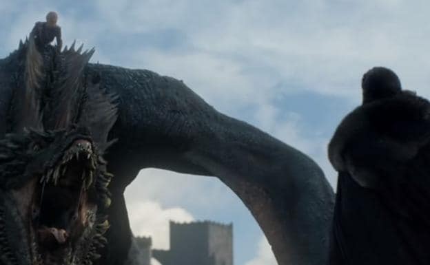 Jon Nieve se encara con Drogon en presencia de Daenerys.