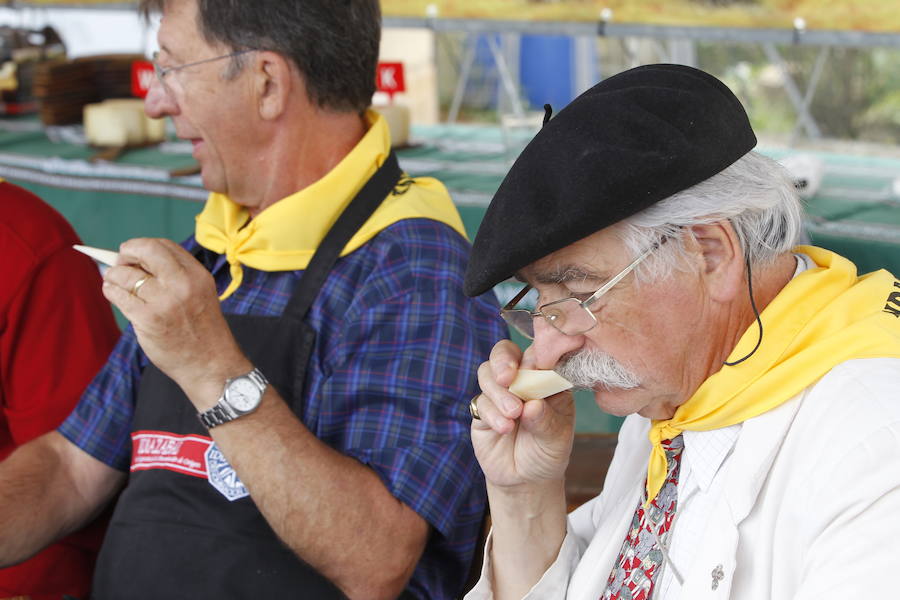 La localidad alavesa recibe a cientos de visitantes en el Día del Pastor, en el que se han podido degustar los mejores quesos
