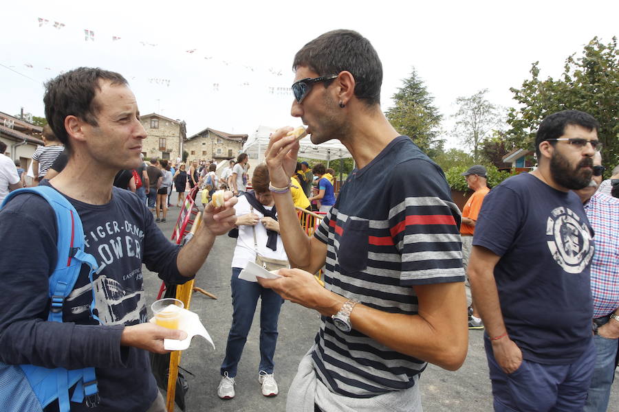 La localidad alavesa recibe a cientos de visitantes en el Día del Pastor, en el que se han podido degustar los mejores quesos