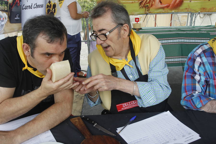 La localidad alavesa recibe a cientos de visitantes en el Día del Pastor, en el que se han podido degustar los mejores quesos