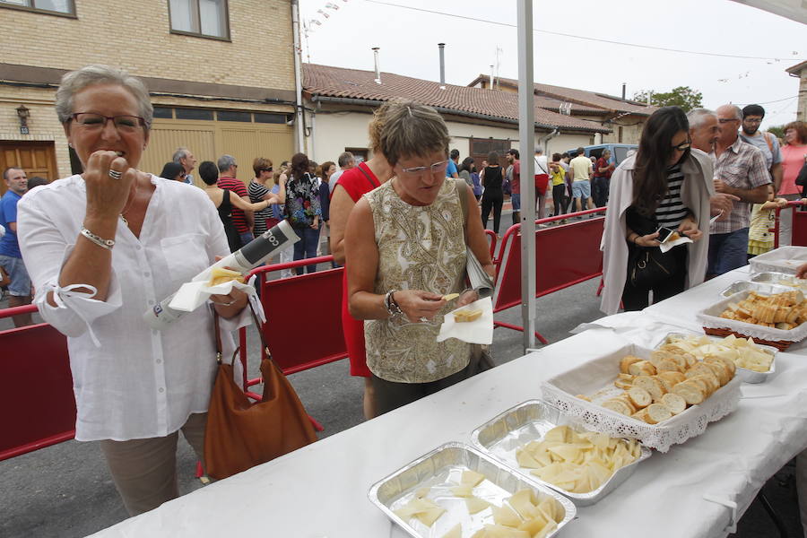 La localidad alavesa recibe a cientos de visitantes en el Día del Pastor, en el que se han podido degustar los mejores quesos