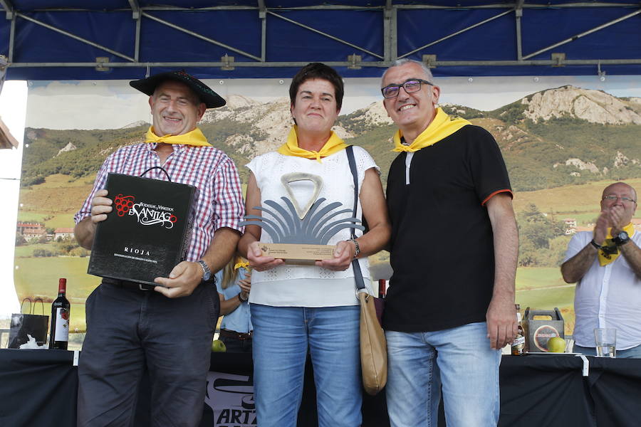 La localidad alavesa recibe a cientos de visitantes en el Día del Pastor, en el que se han podido degustar los mejores quesos