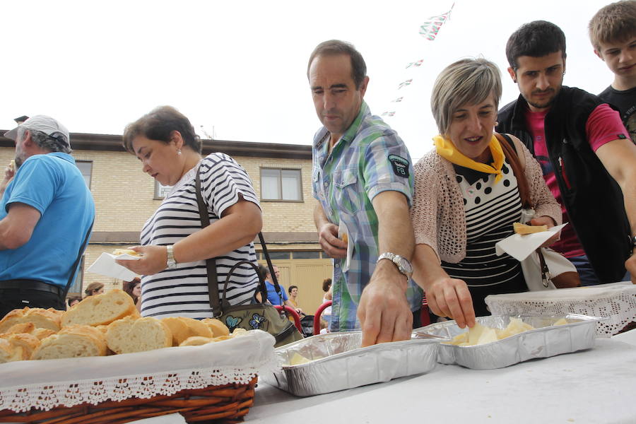 La localidad alavesa recibe a cientos de visitantes en el Día del Pastor, en el que se han podido degustar los mejores quesos