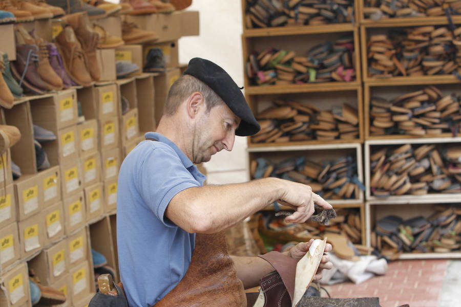La localidad alavesa recibe a cientos de visitantes en el Día del Pastor, en el que se han podido degustar los mejores quesos