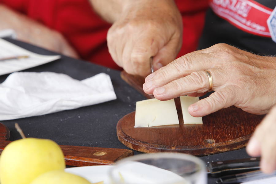 La localidad alavesa recibe a cientos de visitantes en el Día del Pastor, en el que se han podido degustar los mejores quesos