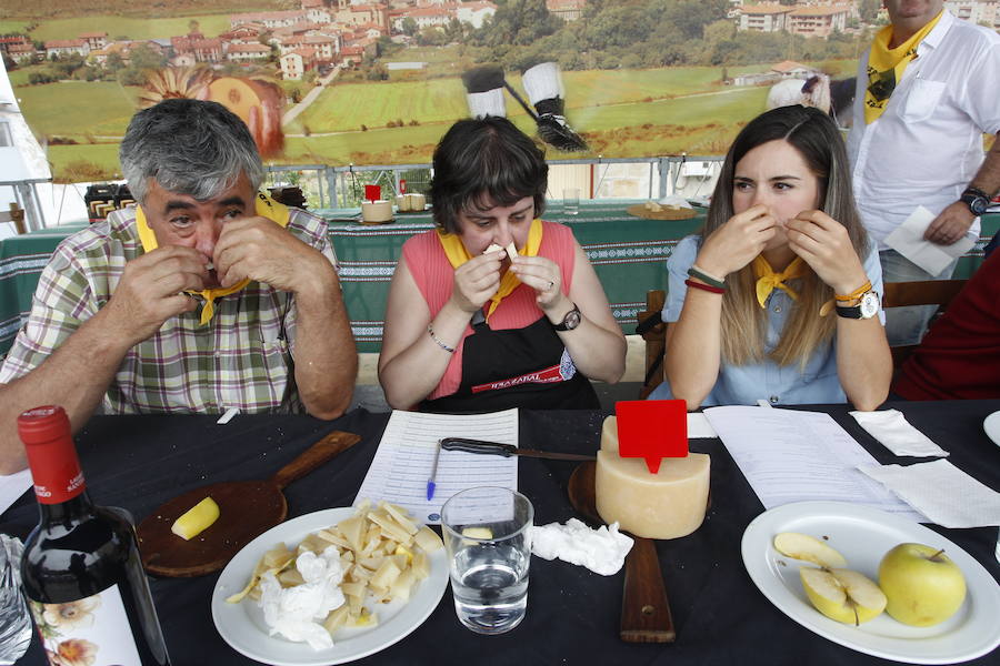 La localidad alavesa recibe a cientos de visitantes en el Día del Pastor, en el que se han podido degustar los mejores quesos