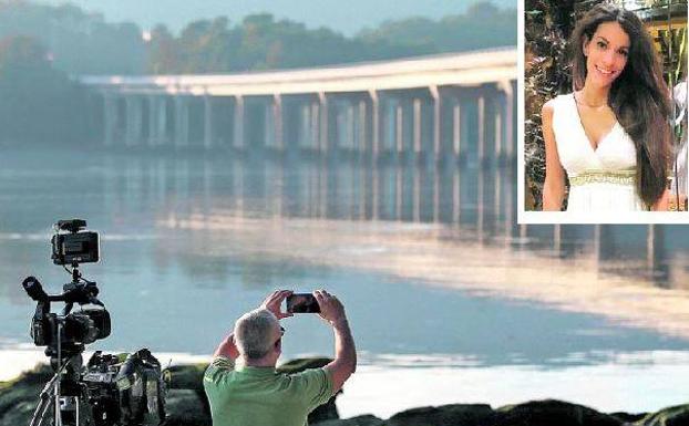 Imagen del puente de Taragoña donde fue encontrado el móvil de Diana Quer (en la fotografía superior). 