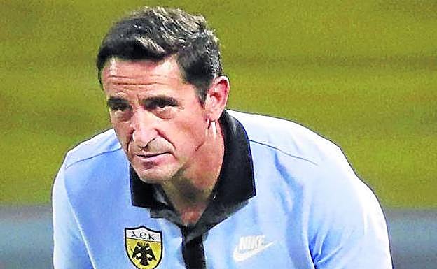 Jiménez observa el partido de este verano entre su AEK y el CSKA de Moscú en la Champions.