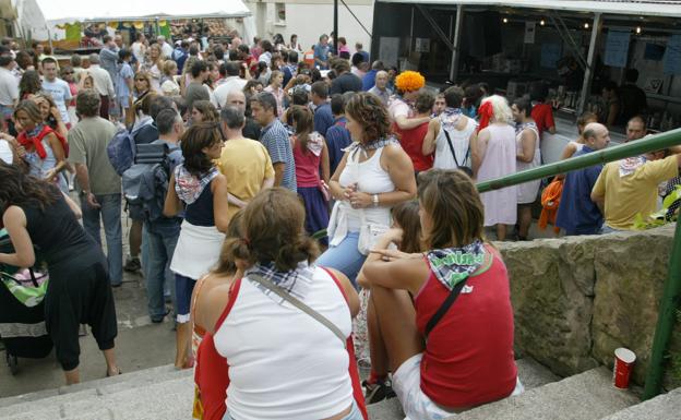 Un grupo de jóvenes en las fiestas del Puerto Viejo. 