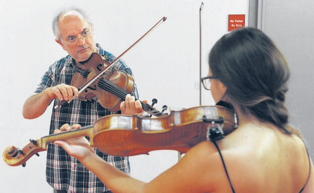 El profesor de viola Leo de Neve, durante una clase en Vitoria.