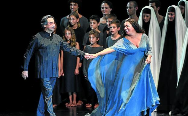 Riccardo Muti sale a saludar de la mano de Anna Netrebko.