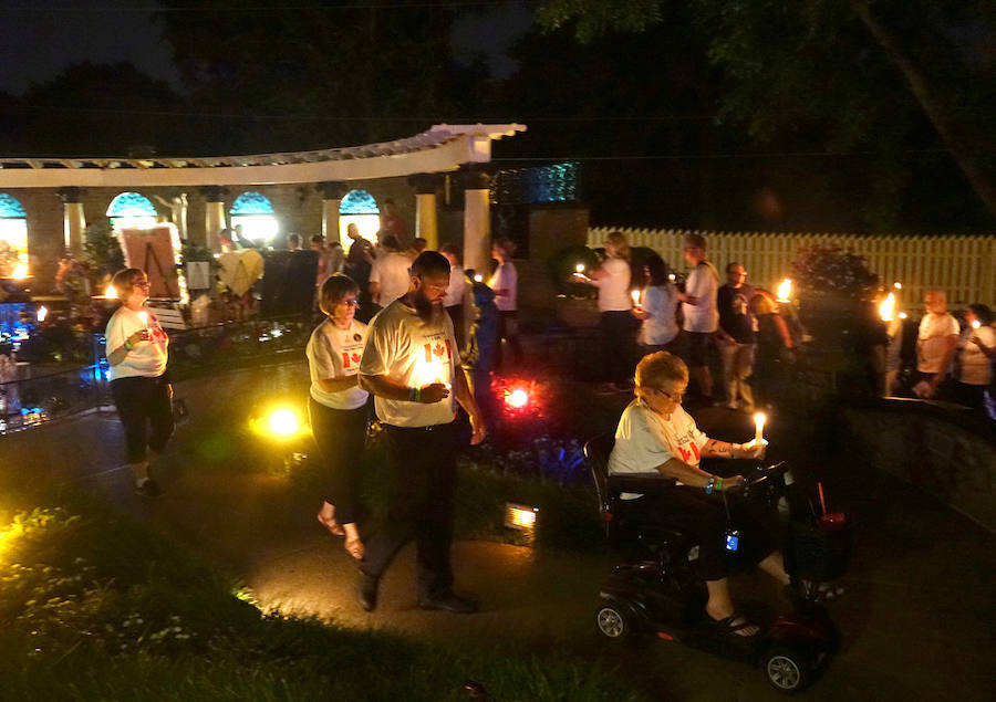 Cientos de personas se reunieron anoche en su casa de Memphis (Tennessee, EEUU) para conmemorar el 40 aniversario de la muerte de Elvis Presley