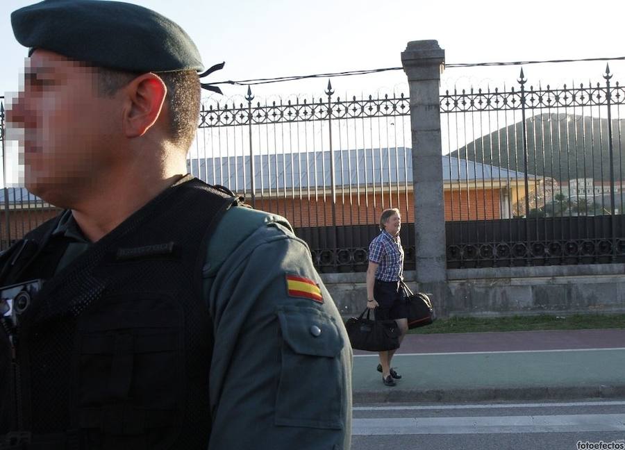 El ex secretario general de LAB abandona la prisión de El Dueso. Arnaldo Otegi, Rufi Etxeberria, Pernando Barrena, Tasio Erkizia, Iñigo Iruin y el exalcalde de Llodio Pablo Gorostiaga, entre otros, han acudido a su salida.