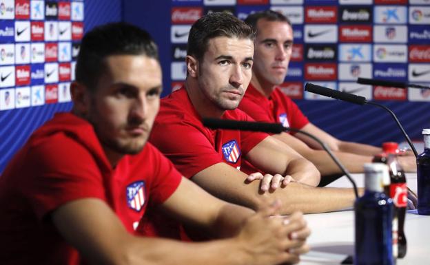 Koke, Gabi y Godín, en rueda de prensa.