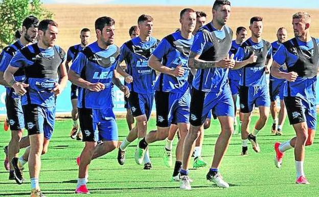 La plantilla albiazul, durante el último entrenamiento de la semana que realizó ayer en las instalaciones de Ibaia.