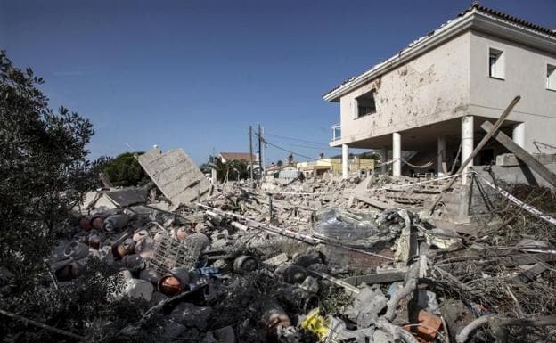 Unas bombonas de butano provocaron una explosión fortuita.