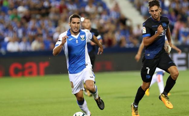 El futbolista pepinero Zaldúa (izq.) persigue el balón.