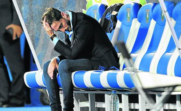 El entrenador alavesista Luis Zubeldía, pensativo en el banquillo de Butarque.