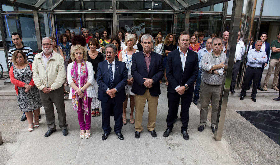 El presidente de Cantabria, Miguel Ángel Revilla (4i), junto a la vicepresidenta Eva Diaz Tezanos (3i), durante la concentración silenciosa. 