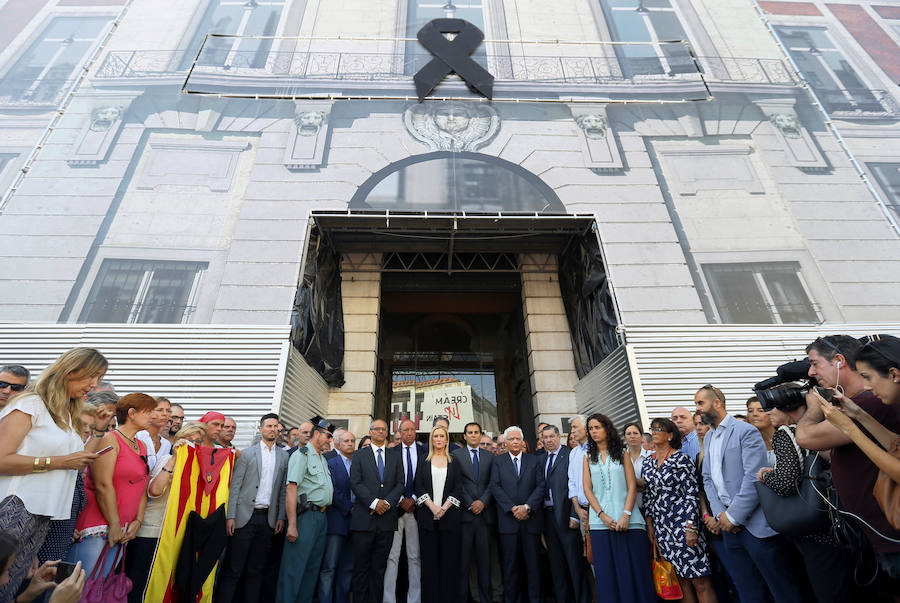 La presidenta de la Comunidad de Madrid, Cristina Cifuentes (c), guarda un minuto de silencio este mediodía junto al secretario de Estado de Seguridad, José Antonio Nieto, el director general de la Policía Nacional, Germán López Iglesias, el delegado de la Generalitat en Madrid, Ferran Mascarell, y miembros de la Colla Castellera de Madrid entre otras personalidades, frente a la sede de la CM.
