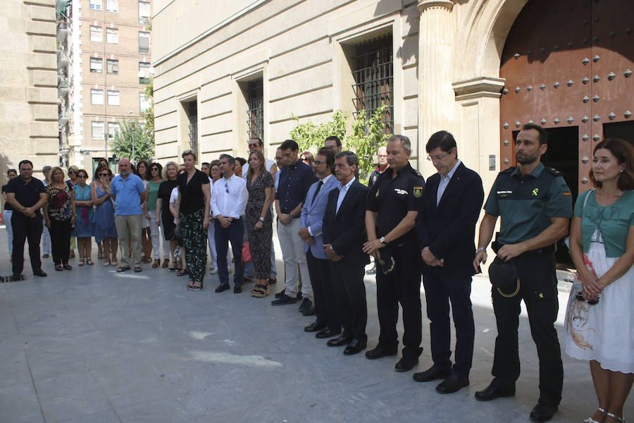 MINUTO DE SILENCIO EN HONOR A LAS VÍCTIMAS DEL ATENTADO DE BARCELONA EN MURCIA.