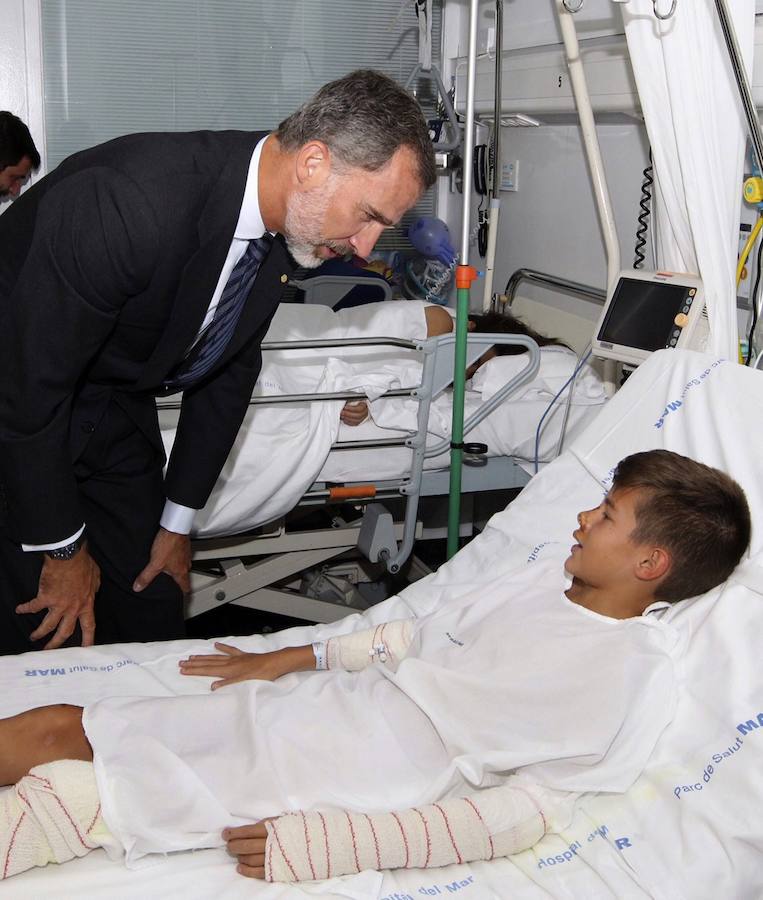 Los Reyes visitan en el Hospital del Mar a los heridos en el atentado