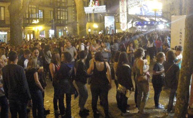 Chicas esperando para entrar al váter.