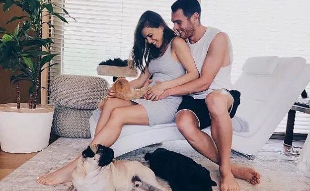 La pareja posa sonriente con sus mascotas.