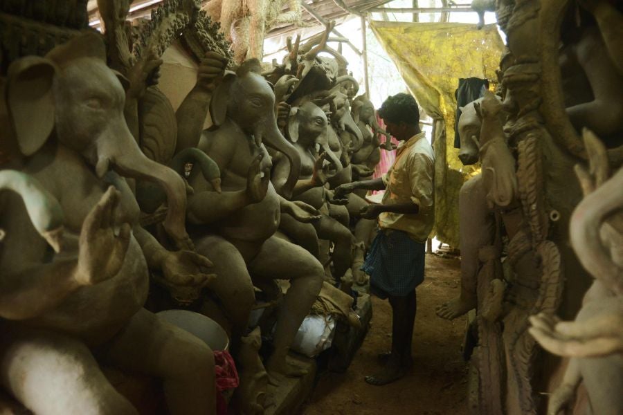 En India ultiman los preparativos de las festividades dedicadas a Ganesh, mitad hombre mitad elefante. Los ídolos del dios hindú circularan por todo el país durante los 10 dias que duran las fiestas