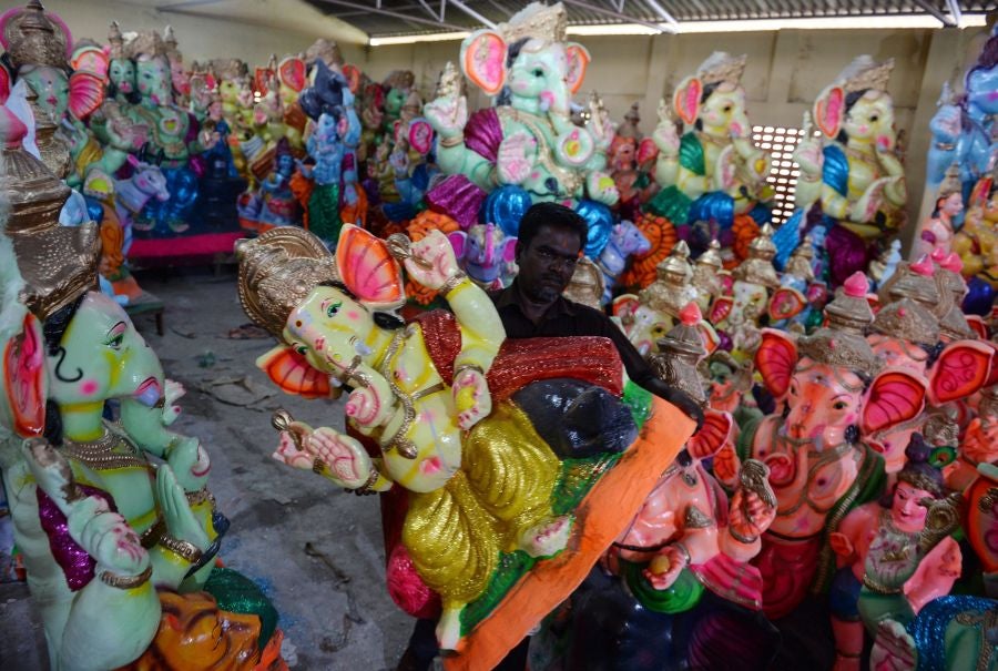 En India ultiman los preparativos de las festividades dedicadas a Ganesh, mitad hombre mitad elefante. Los ídolos del dios hindú circularan por todo el país durante los 10 dias que duran las fiestas