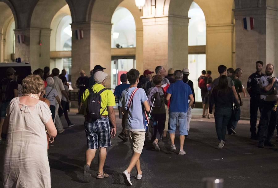 La Policía francesa ha detenido a un sospechoso en la estación de trenes, pero ha desmentido que hubiera un tiroteo; la organización de la Vuelta a España avisó a los periodistas de que había tres personas armadas