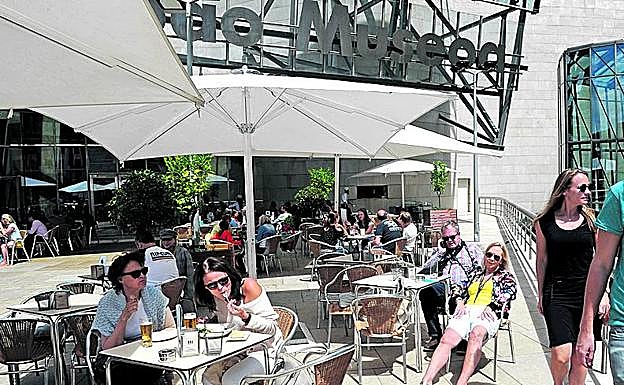 Guggenheim (Bilbao) Turistas de todo el mundo saborean bocados del alma local. Anchoas con pisto a la bilbaína, perritos de salchicha Thate o bollos de mantequilla helados. 
