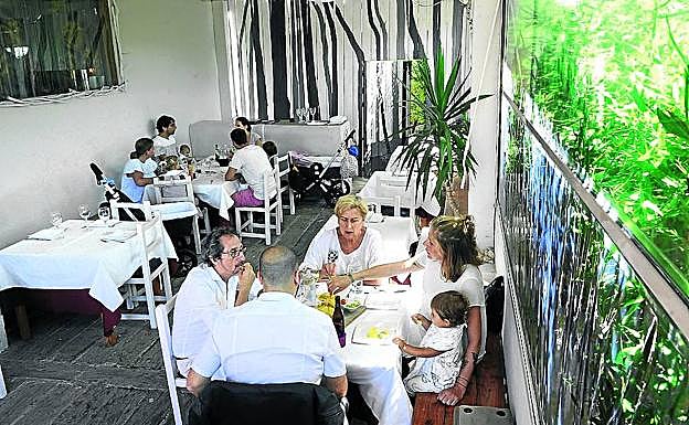 Milagros (Barrika) Carta multicultural y ambiente relajado en un chalecito situado en las campas de Barrika.