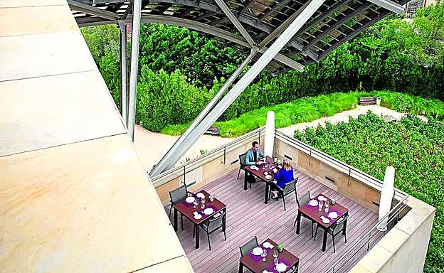 1860 Tradición (Elciego) Clásicos de siempre entre viñedos y láminas de titanio en la bodega Marqués de Riscal.