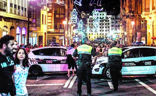 Dos vehículos de la Policía Municipal de Bilbao, cruzados en la calle Navarra a modo de barrera antiyihadista, en pleno recinto festivo.