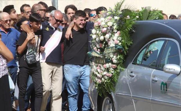 Familiares de Rocío Cortes afligidos durante el entierro de la joven.