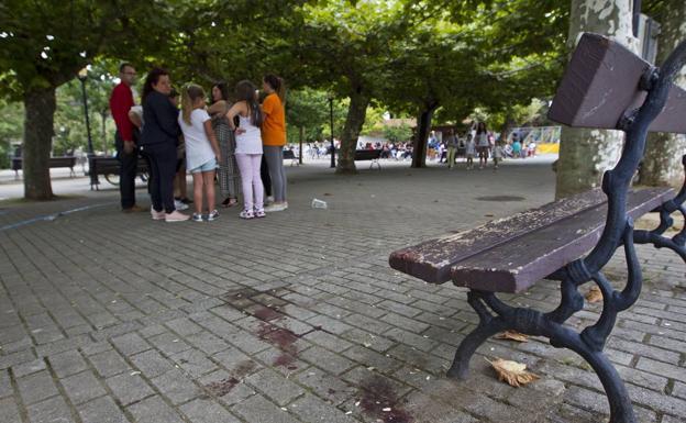 Un vecino muestra dónde ocurrió la agresión.