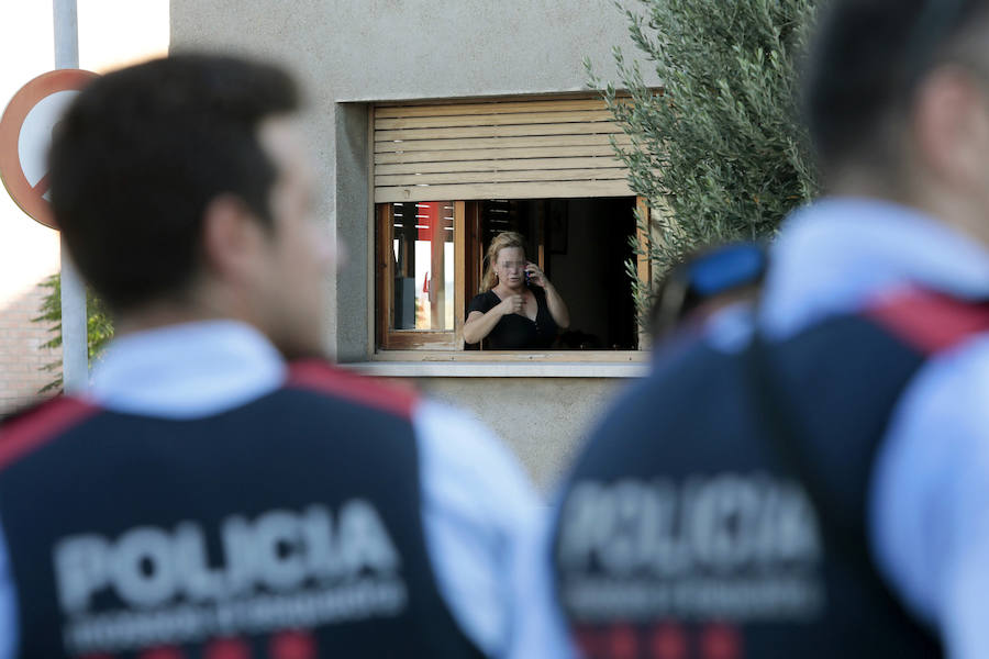 Dos mossos dispararon contra el marroquí e 22 años tras encontrarlo escondido en unos viñedos. Portaba un cinturón de explosivos falso y varios puñales y cuchillos