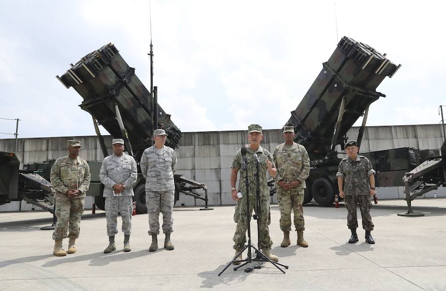 El almirante Harry Harris (3d) en una rueda de prensa en la base aérea Osan en Pyeongtaek. 