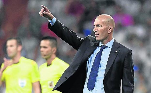 Zinedine Zidane, en un choque de la Supercopa de España.