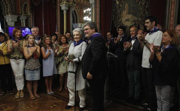 Recepcion en el Ayuntamiento de Bilbao a la sociedad bilbaina. En la foto Juan Mari Aburto junto a Amaia Uranga