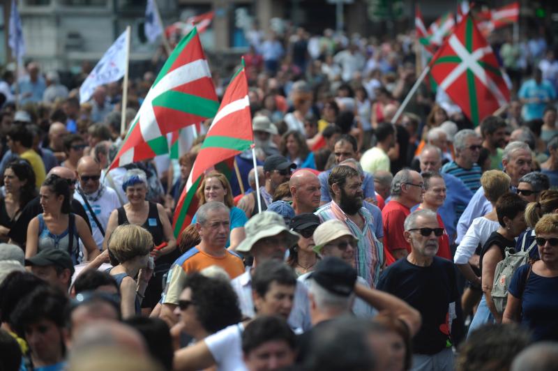 La manifestación por los presos de ETA convocada por Kalera Kalera en Aste Nagusia ha recordado al recluso fallecido Kepa del Hoyo