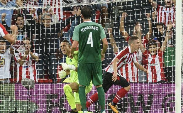 Iker Muniain marca el gol ante el Panathinaikos durante el partido de vuelta de la ronda playoff de la Europa League.